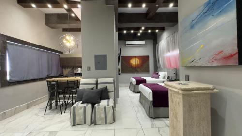 una habitación de hotel con 2 camas y un bar en Gran Hotel Cantera La plaza, en Nuevo Laredo