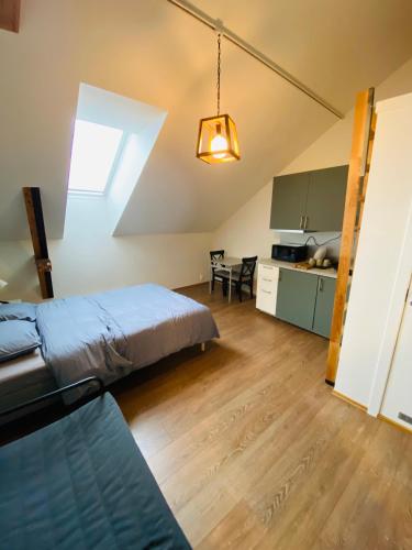 um quarto com uma cama e uma cozinha com uma mesa em Torggata Suite Apartments em Oslo
