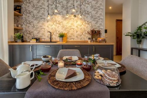 una mesa con comida y velas en la cocina en Civico 53, en Sassari