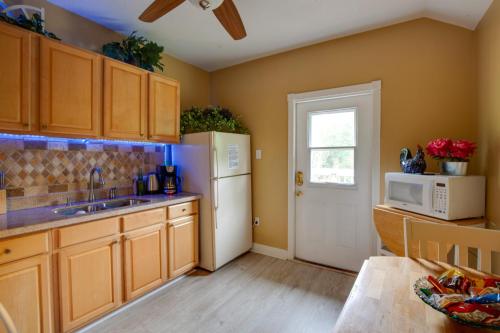 Η κουζίνα ή μικρή κουζίνα στο 16 Mi to Dtwn Orlando Quiet Apt with Pool Access