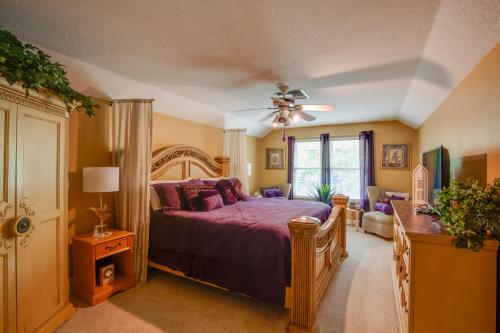 1 dormitorio con 1 cama grande con sábanas moradas en Lake Mary Rental with Shared Pool 15 Mi to Orlando!, en Lake Mary