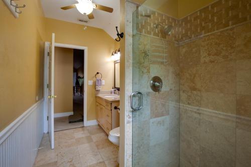 y baño con ducha, aseo y lavamanos. en Lake Mary Rental with Shared Pool 15 Mi to Orlando!, en Lake Mary