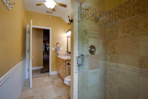 Ένα μπάνιο στο 16 Mi to Dtwn Orlando Quiet Apt with Pool Access