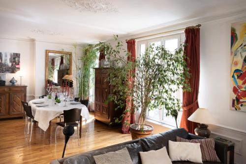 een woonkamer met een tafel en een bank bij Luxueux et spacieux 100m², Faidherbe, 11th ard in Parijs