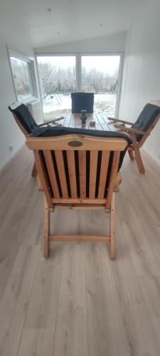 YngsjöにあるSemesterhus i Yngsjöの椅子付きの部屋の木製テーブル
