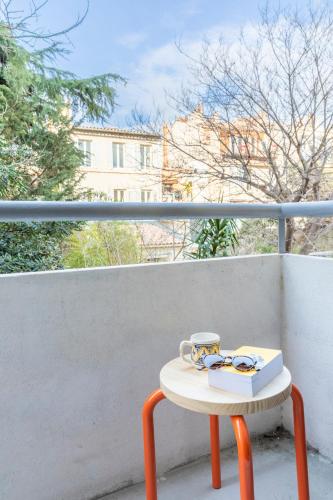 Petit jaune, T2 centre ville Marseille avec balcon photo 6
