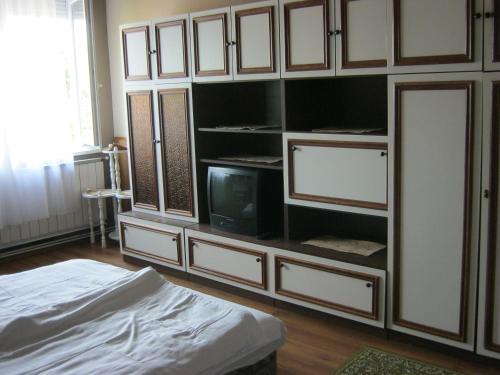 A bed or beds in a room at Kitti Apartman