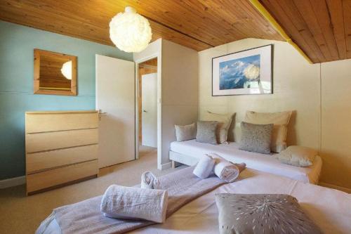 pokój z dwoma łóżkami i komodą w obiekcie Chalet La Cordée, 160m2, 4 chambres, sauna w mieście Saint-Gervais-les-Bains