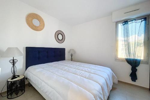 Ένα ή περισσότερα κρεβάτια σε δωμάτιο στο Pretty cocoon with harbour view