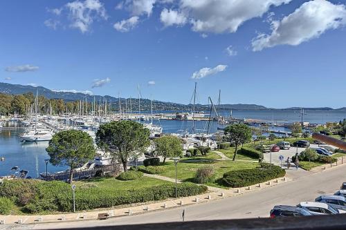 une vue d'une marina avec des bateaux dans l'eau dans l'établissement Pretty cocoon with harbour view, à Porto-Vecchio