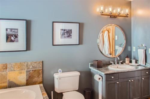 La salle de bains est pourvue de toilettes, d'un lavabo et d'un miroir. dans l'établissement Perfection South by Okanagan Premier, à Big White