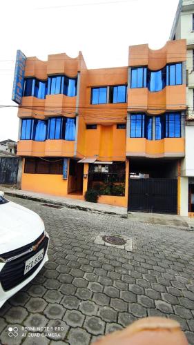 um edifício com um carro estacionado em frente em Gran Hostal Casa Luz em Quito