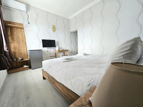 Llit o llits en una habitació de HillTop Guest House Kutaisi