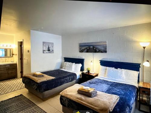 Säng eller sängar i ett rum på Rolling Hills Motel