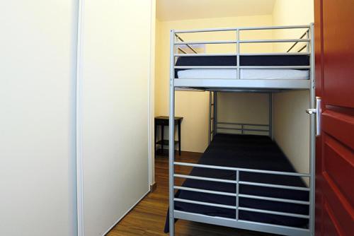een stapelbed in een kamer met een ladder bij Résidence Serias - 3 Pièces pour 6 Personnes 484 in Germ