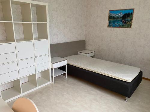 Кровать или кровати в номере Xi-room in Årsta Uppsala