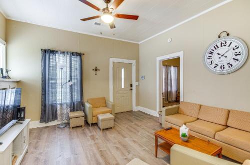 Posezení v ubytování Cozy Vicksburg Home with Patio about 1 Mi to Riverfront!