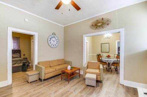 Posezení v ubytování Cozy Vicksburg Home with Patio about 1 Mi to Riverfront!