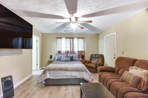 een woonkamer met een bed en een plafondventilator bij Cozy Vicksburg Home with Patio about 1 Mi to Riverfront! in Vicksburg
