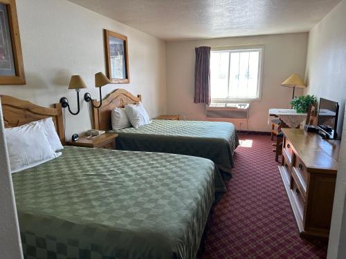 Postel nebo postele na pokoji v ubytování Columbine Inn and Suites