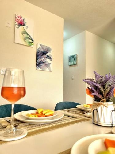 a table with plates of food and a glass of wine at Increíble Departamento Diamante in Acapulco