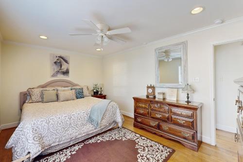 Postel nebo postele na pokoji v ubytování Tuscaloosa Lake House