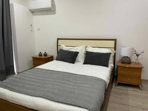 Un dormitorio con una cama grande con dos mesitas de noche. en PoliaNapa Nest, en Ayia Napa