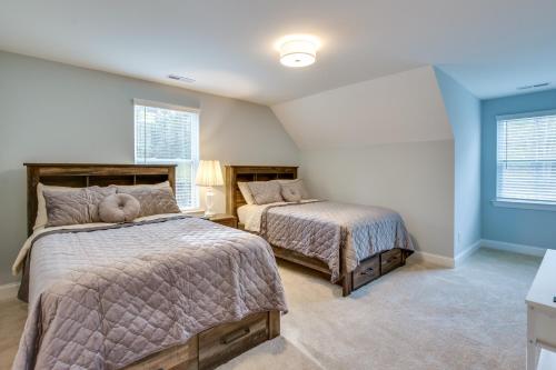 ein Schlafzimmer mit 2 Betten und einem Teddybär auf dem Bett in der Unterkunft West End Home, Close to Pinehurst Golf Courses! 