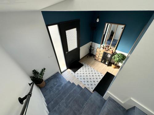 an overhead view of a hallway with a black door at Chambre privée au calme - Proche gare - Parking gratuit in Le Gond