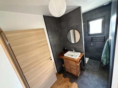 a bathroom with a sink and a mirror at Chambre privée au calme - Proche gare - Parking gratuit in Le Gond