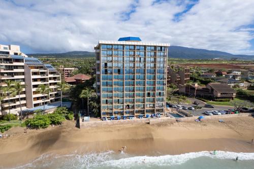 wysoki budynek na plaży nad oceanem w obiekcie Kahana Beach Vacation Club w mieście Lahaina