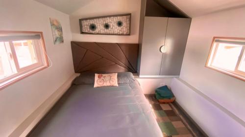 ein Zimmer mit einem Bett in der Ecke eines Zimmers in der Unterkunft Casa Edka in Ensenada
