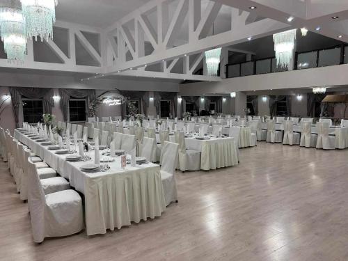 Ein Restaurant oder anderes Speiselokal in der Unterkunft Trojak Mysłowice 