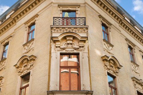 een gebouw met een balkon erboven bij Eurostars Palazzo Zichy in Boedapest