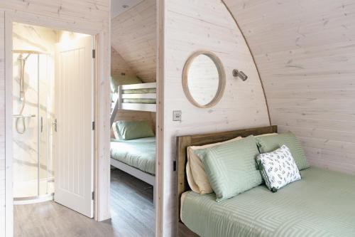Katil atau katil-katil dalam bilik di Coolaness Glamping