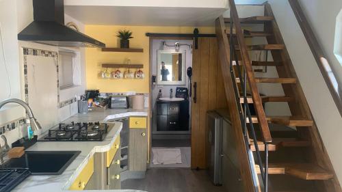 eine Küche mit einer Treppe, die zu einer Küche mit einem Kühlschrank führt in der Unterkunft Casa Edka in Ensenada