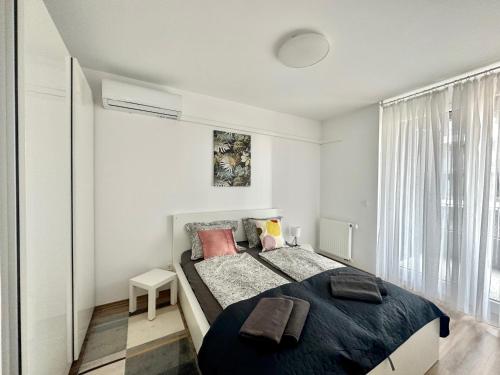 Un dormitorio con una cama grande con almohadas. en Panorama Apartment 2 #W6 #Terrace #FreeParking en Budapest