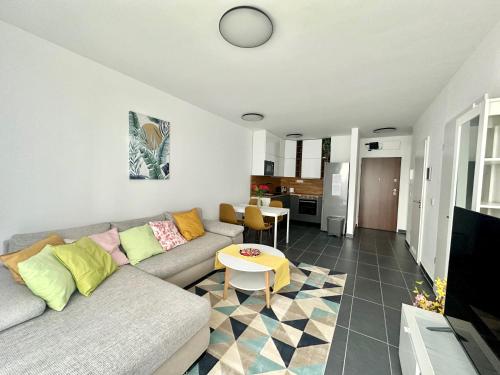 uma sala de estar com um sofá e uma mesa em Panorama Apartment 2 #W6 #Terrace #FreeParking em Budapeste