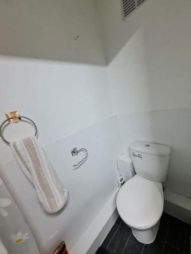 Baño blanco con aseo y lavamanos en Room near East Midland Airport 6, en Kegworth