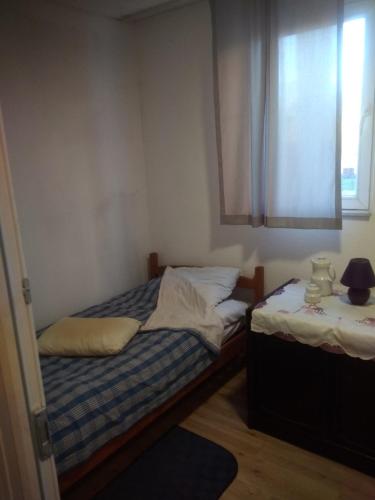 比哈奇Hostel Mlinar的带窗户的房间里有两张单人床