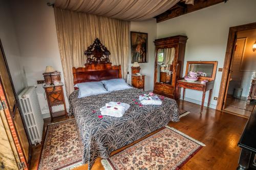 a bedroom with a bed with two towels on it at Casa Grande de Rosende in Sober