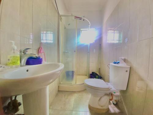 Vonios kambarys apgyvendinimo įstaigoje Quiet Apartment in Redemption Camp, Ogun State