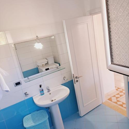 un bagno con lavandino e specchio di Vila Alia a Sarandë