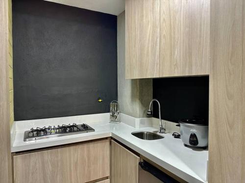 cocina con fregadero y encimera en Loft Belmont Suites 202, en Pereira