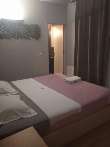 1 dormitorio con 2 camas y espejo en Campanhã Studios, en Oporto