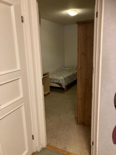 ein Schlafzimmer mit einem Bett und einer Tür zu einem Zimmer in der Unterkunft Rivas in Tyresö