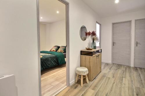 une chambre avec un lit et un grand miroir dans l'établissement FAMILY appt type 3 centre-ville, à Évian-les-Bains