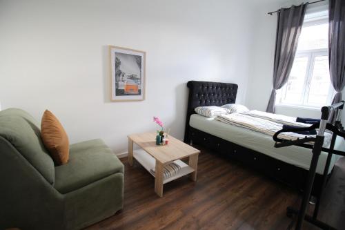 een slaapkamer met een bed, een stoel en een tafel bij Spacious Apartment in Liesing Area LV5 in Wenen