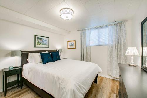 sypialnia z dużym łóżkiem i oknem w obiekcie Red Ivy #4 w mieście Boise