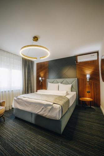 um quarto com uma cama grande num quarto em VILA RADOVIC ROOMS AND APARTMENTS em Kragujevac